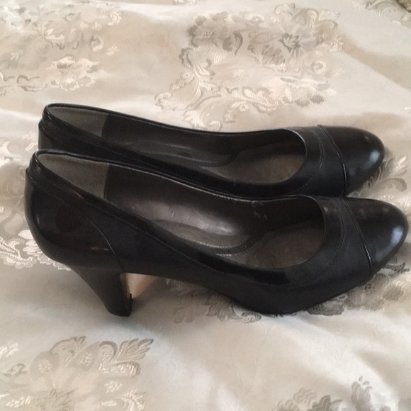Naturalizer N5 Comfort Black Closed-Toe Heels - Picture 1 of 4